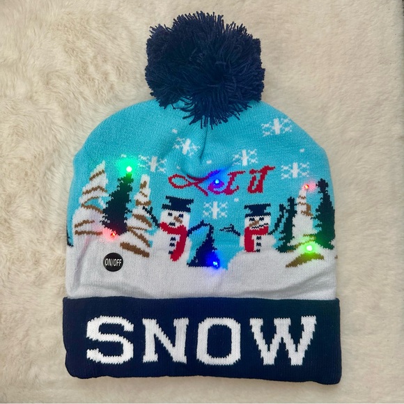 New LED Christmas Beanie With Pom Pom And 3 Flashing Modes - Picture 3 of 6